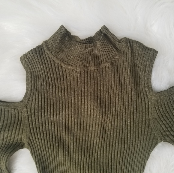 Cold shoulder dress. - Picture 3 of 4